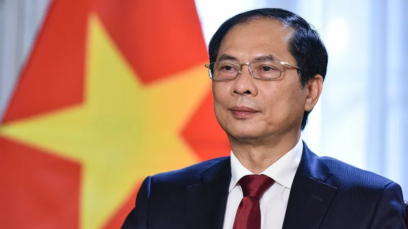  Phê bình nghiêm khắc Bộ trưởng Bùi Thanh Sơn