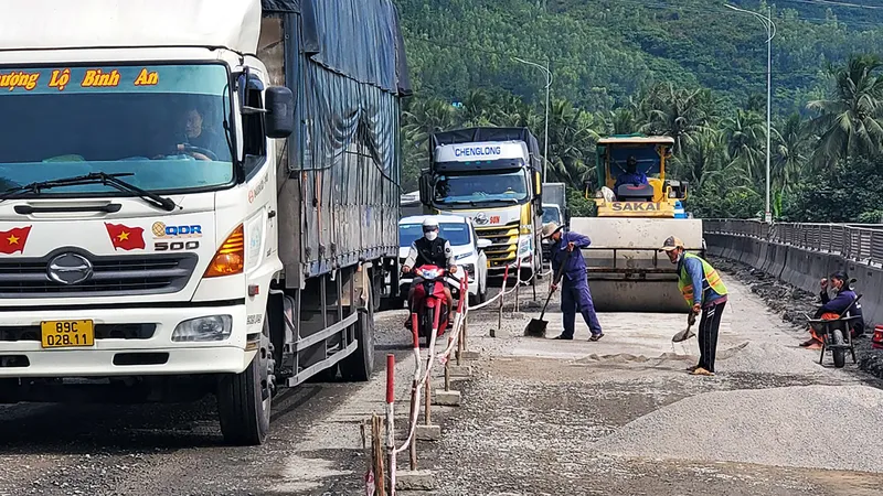 Việc thi công sửa chữa QL1A qua Phú Yên rất chậm khiến người tham gia giao thông khó khăn, mất an toàn