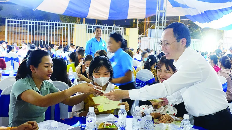 Phó Bí thư Thành ủy TPHCM Nguyễn Văn Hiếu tặng quà, lì xì đến đoàn viên các nghiệp đoàn