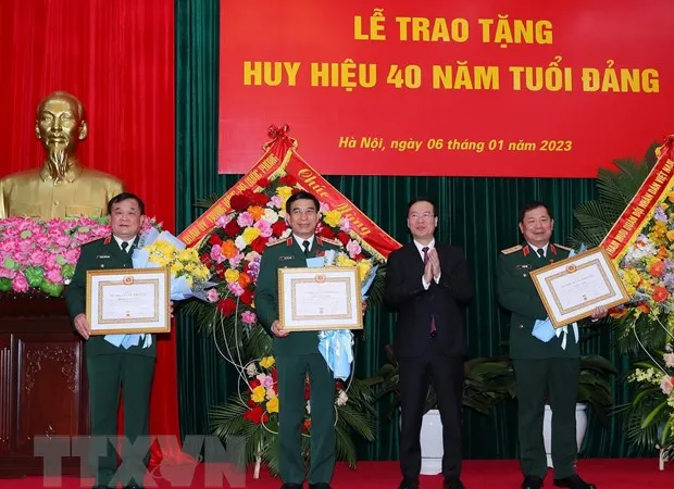 Lãnh đạo Bộ Quốc phòng nhận Huy hiệu 40 năm tuổi Đảng