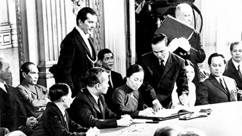 Bộ trưởng Ngoại giao Chính phủ lâm thời Cộng hòa Miền Nam Việt Nam Nguyễn Thị Bình ký Hiệp định Paris ngày 21-1-1973. Ảnh: Tư liệu