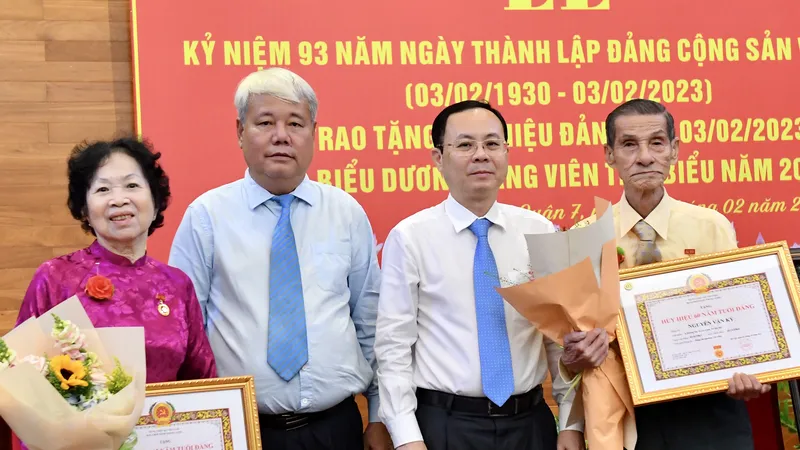 Phó Bí thư Thành ủy TPHCM Nguyễn Văn Hiếu trao Huy hiệu Đảng tại quận 7