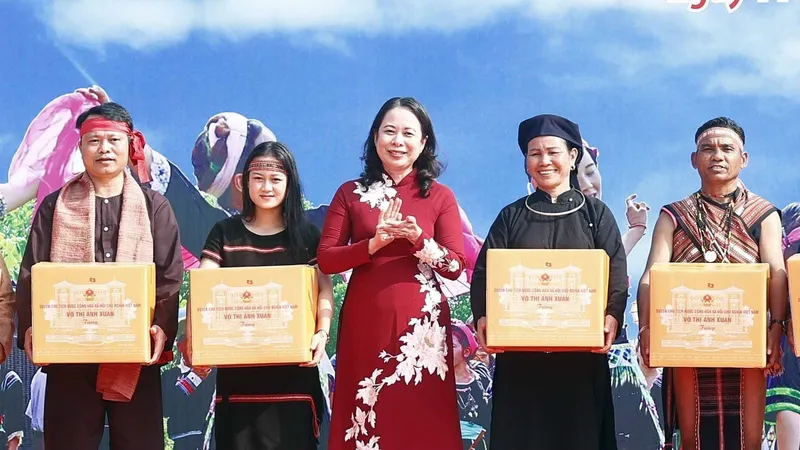 Quyền Chủ tịch nước Võ Thị Ánh Xuân dự “Ngày hội sắc xuân trên mọi miền Tổ quốc’’