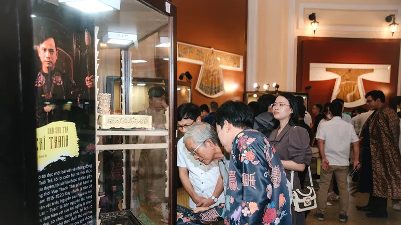 Bước ra từ cung đình
