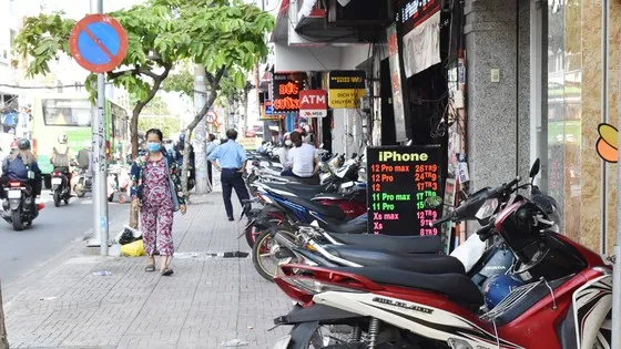 Thận trọng khi thu phí vỉa hè