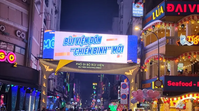 hố ẩm thực Bùi Viện (quận 1, TPHCM) nhộn nhịp về đêm