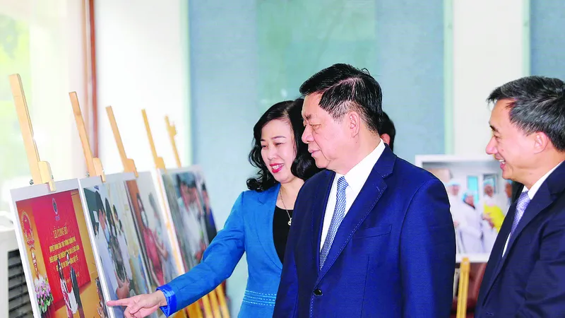Dành sự quan tâm thích đáng cho ngành y tế