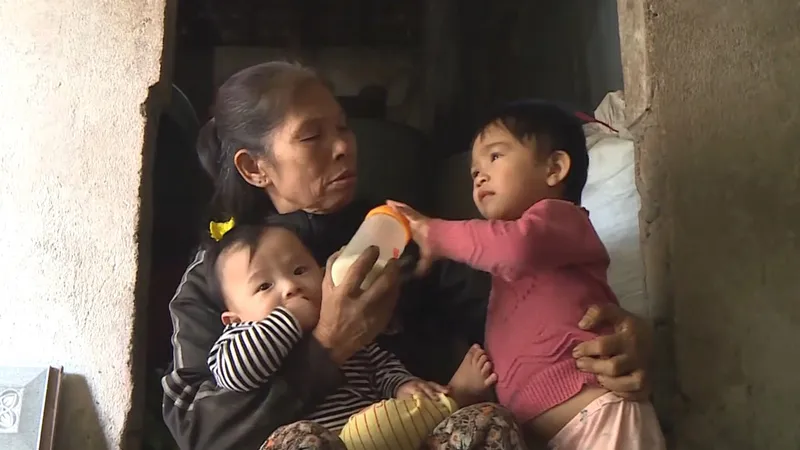 Vợ chồng nghèo nuôi 5 người thân câm điếc