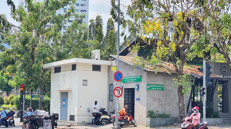Nhà vệ sinh công cộng không thu phí trên đường Tôn Thất Tùng, quận 1, TPHCM