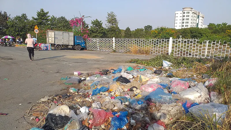 Bãi rác ô nhiễm tràn đường, ngập vỉa hè