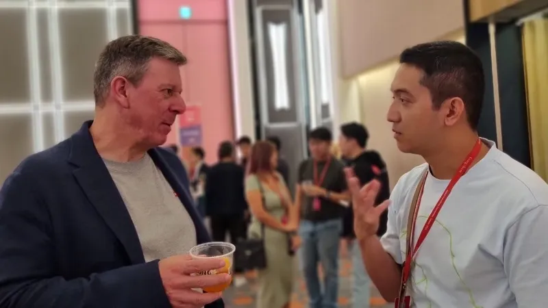 Ông Nguyễn Hoài Phương (CEO Golden Trust) đang trao đổi với ông Paul Reynish (CEO Gong Cha Global) trong khuôn khổ hội nghị