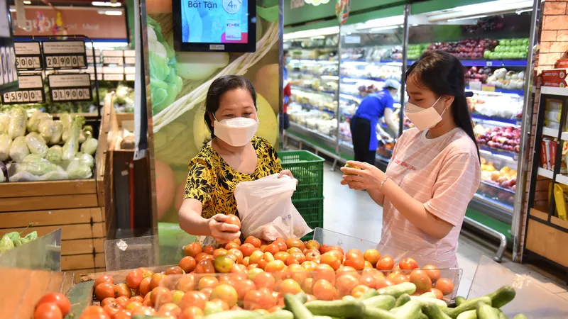 Người dân TPHCM quan tâm mua sắm hàng thiết yếu