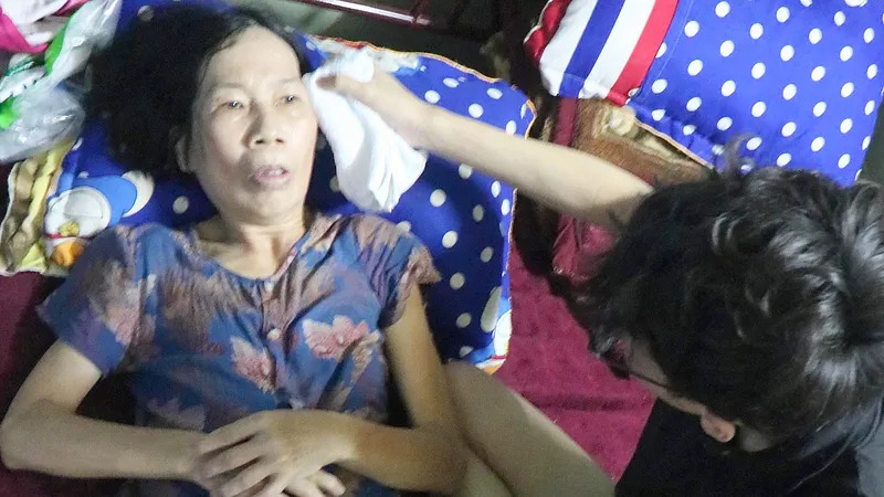 Cha mất, mẹ bệnh nặng, hai con có nguy cơ bỏ học