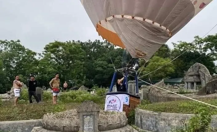 Một khinh khí cầu tham gia lễ hội khinh khí cầu quốc tế chủ đề “Huế - Nét đẹp Cố đô” đáp xuống khu nghĩa địa bên ngoài Kinh thành Huế 