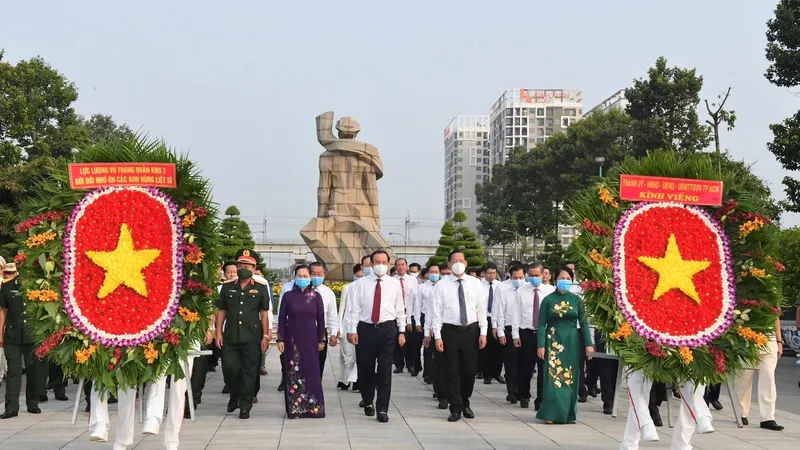 Lãnh đạo TPHCM dâng hương tưởng niệm các anh hùng liệt sĩ