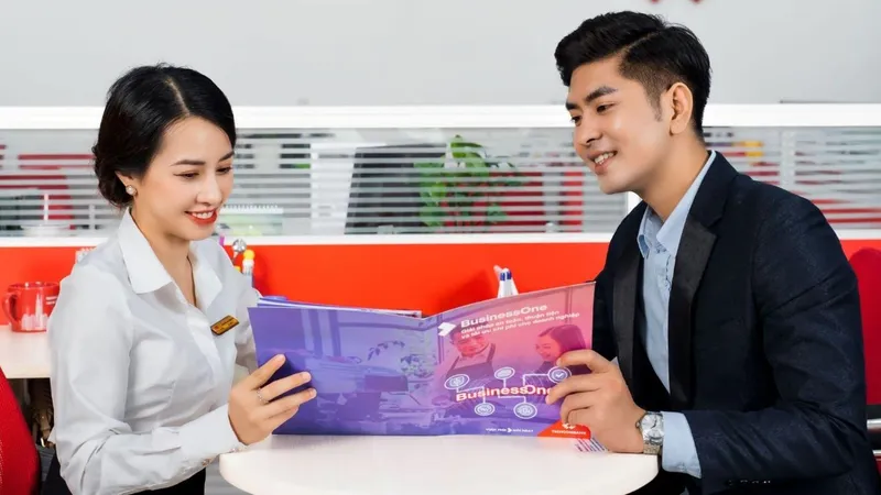 Khi giới thiệu trái phiếu doanh nghiệp, nhân viên ngân hàng phải tư vấn để khách hàng hiểu rõ về rủi ro khi đầu tư 
