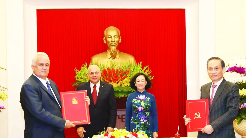 Thường trực Ban Bí thư Trương Thị Mai và Thường trực Ban Bí thư Đảng Cộng sản Cuba Roberto Morales Ojeda chứng kiến lễ ký thỏa thuận trao đổi và hợp tác giữa hai Đảng. Ảnh: TTXVN