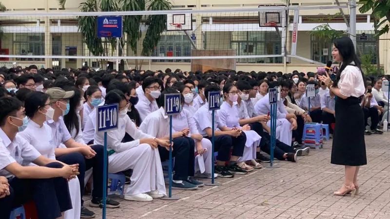 Học sinh Trường THPT Nguyễn Công Trứ lắng nghe chia sẻ tại buổi sinh hoạt sáng 9-5