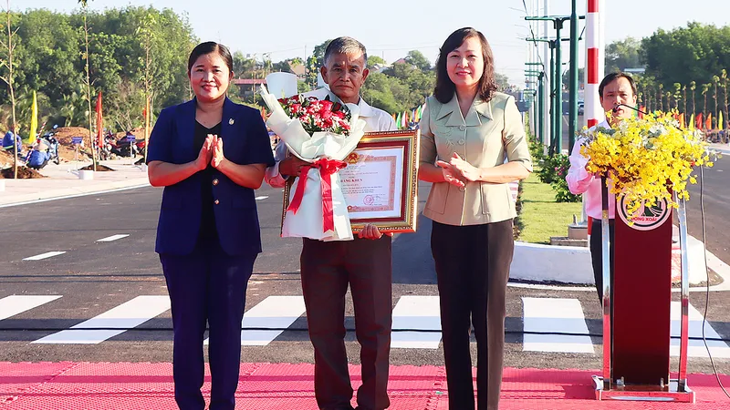 Lãnh đạo tỉnh Bình Phước trao bằng khen của Thủ tướng Chính phủ đến ông Nguyễn Hữu Đây (ngụ TP Đồng Xoài)