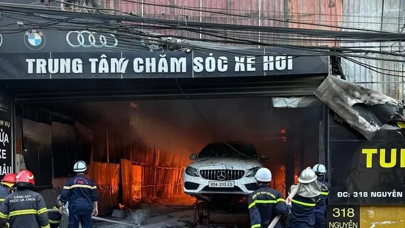 Cháy trung tâm chăm sóc xe hơi, 8 xe bị thiêu rụi