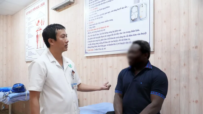 Bác sĩ đang thăm khám cho bệnh nhân