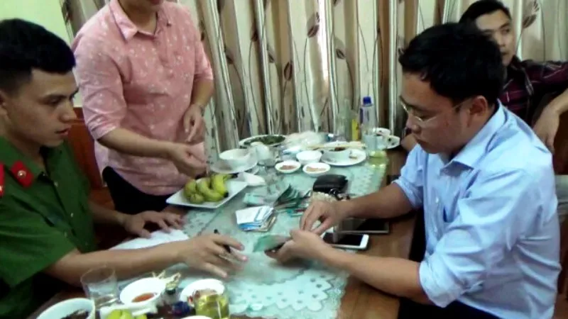 Nhà báo Lê Duy Phong bị bắt quả tang khi nhận tiền của doanh nghiệp