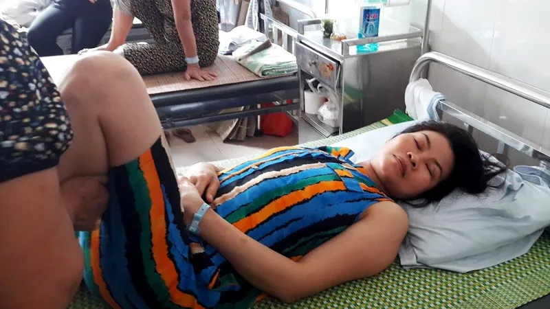 Bệnh nhân Hồ Thị Thảo đang được điều trị tại BV Bạch Mai trong tình trạng bị liệt nửa người