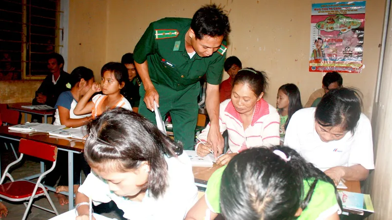 Những thầy giáo mang quân hàm xanh đang giúp trẻ nhỏ và người dân ở vùng sâu, vùng xa được mở mang kiến thức