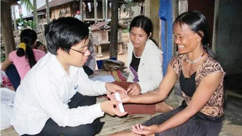 Bác sĩ của Bệnh viện Da liễu Trung ương thăm khám cho người dân ở Ba Tơ bị hội chứng viêm da dày sừng bàn tay bàn chân