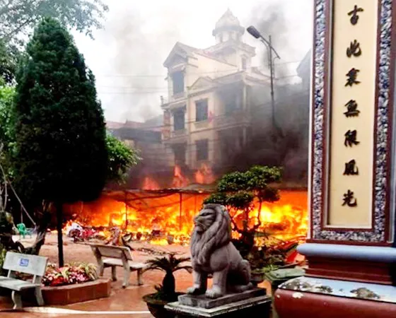 Hỏa hoạn thiêu rụi 9 gian hàng kinh doanh tại Đền Mẫu Đồng Đăng