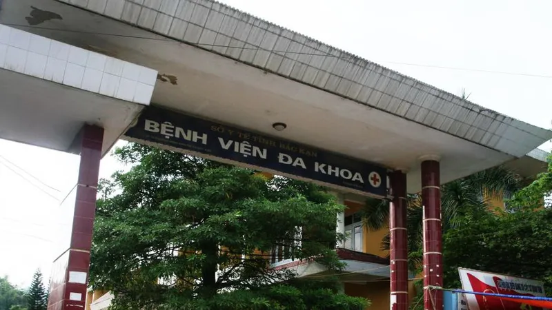 Chồng trút giận lên bác sĩ sau khi vợ kêu đau tay 