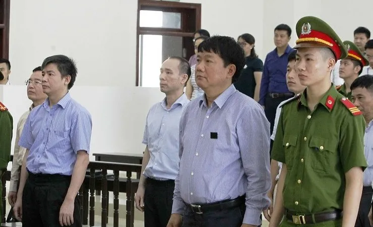 Bị cáo Đinh La Thăng cùng các đồng phạm trong phiên tòa phúc thẩm xét xử vụ án cố ý làm trái và tham ô tài sản ở PVN và PVC. Ảnh: TTX