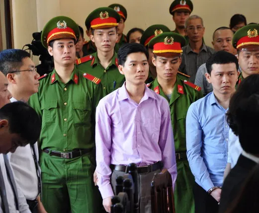 Xét xử vụ tai biến chạy thận làm 8 người tử vong: Bác sĩ Hoàng Công Lương bình thản ra tòa