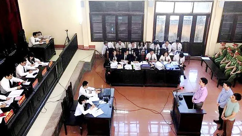 Bác sĩ Hoàng Công Lương bất ngờ im lặng với cơ quan tố tụng 