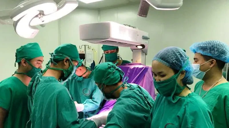 Cắt khối u trung thất lớn hiếm gặp ở trẻ sơ sinh 16 ngày tuổi