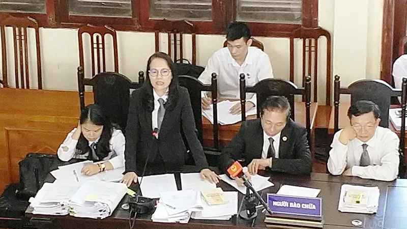 Tranh luận căng thẳng sau đề nghị trả hồ sơ vụ án tai biến chạy thận ở Hòa Bình