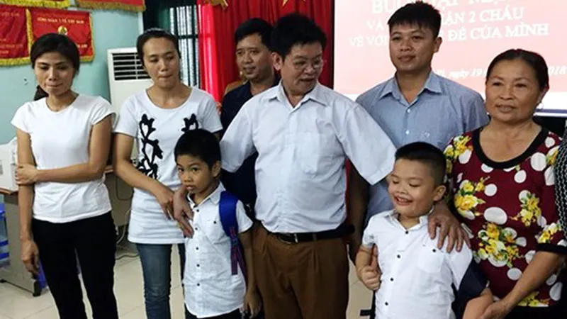 Nghẹn ngào buổi trao nhận lại con tại BV Đa khoa huyện Ba Vì sau 6 năm bị trao nhầm