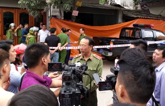 Thiếu tướng Sùng A Hồng trả lời báo chí ngay tại hiện trường vụ xả súng kinh hoàng ở TP Điện Biên Phủ