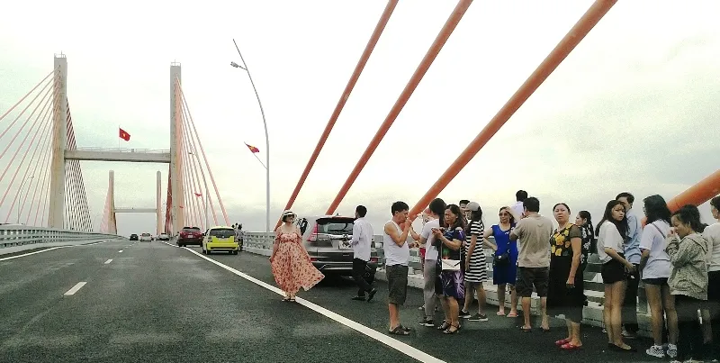 Cầu dây văng lớn nhất Việt Nam vừa thông xe đã xuất hiện vi phạm!