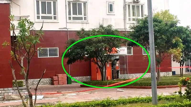 Sơ tán 1.000 người dân, gỡ 10 thỏi nghi chất nổ ở cây ATM sát chung cư 