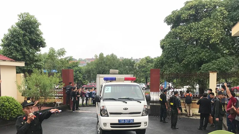 Đúng 7h30, xe đặc chủng dẫn giải 7 bị cáo đang bị tạm giam tới tòa, trong đó có ông Phan Văn Vĩnh và Nguyễn Thanh Hóa