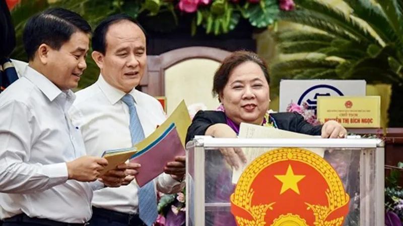 Bà Nguyễn Thị Bích Ngọc và các đại biểu bỏ phiếu tín nhiệm đối với 36 chức danh do HĐND TP Hà Nội bầu
