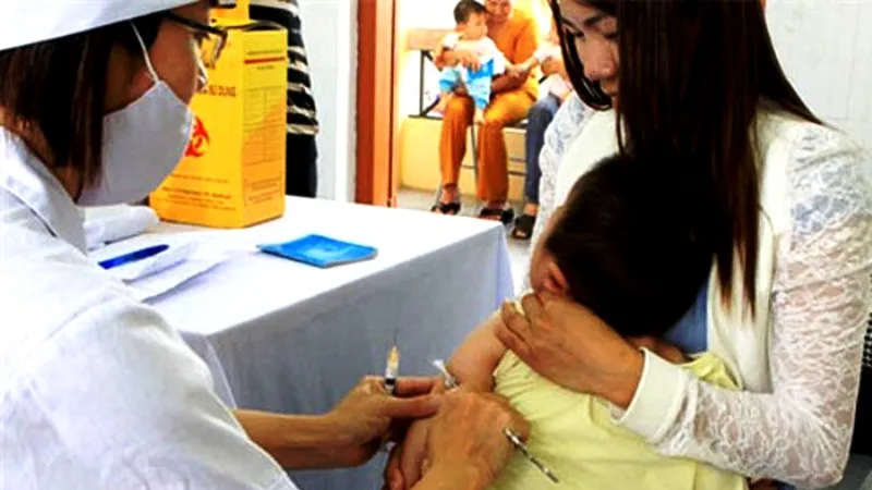 Cần kiểm tra kỹ sức khỏe của trẻ nhỏ trước khi cho trẻ đi tiêm chủng vaccine