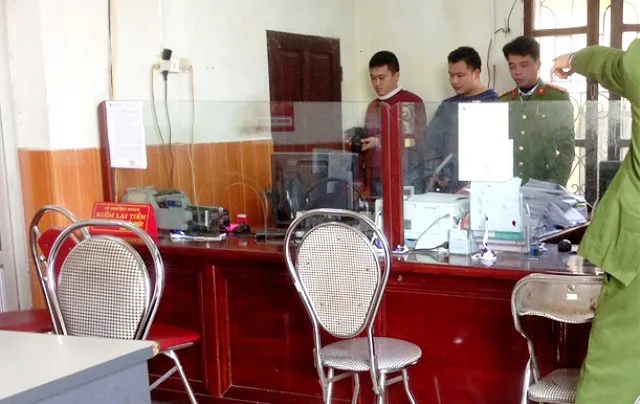Táo tợn cầm dao và hơi cay lao vào ngân hàng cướp 200 triệu đồng