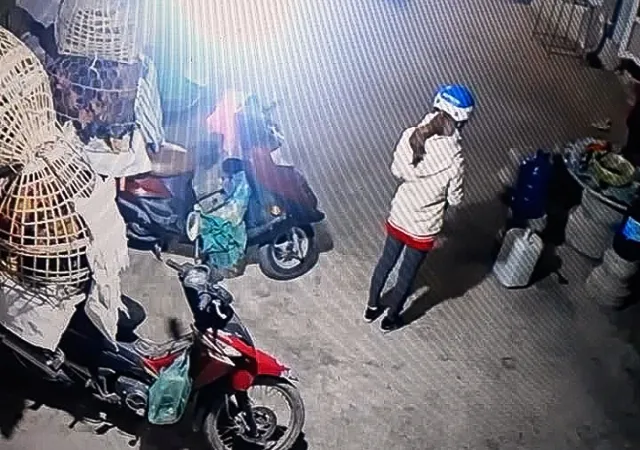 Hình ảnh chị Duyên trước lúc đi giao gà vào chiều 30 Tết được camera ghi lại