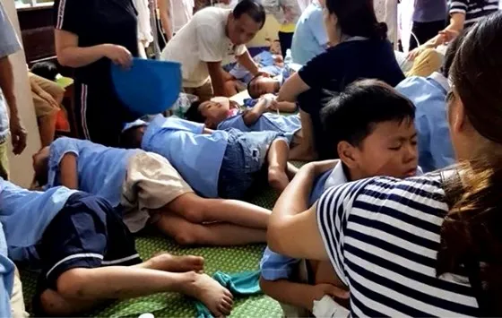 Ăn nhầm bột thông bồn cầu, gần 50 học sinh bị ngộ độc 