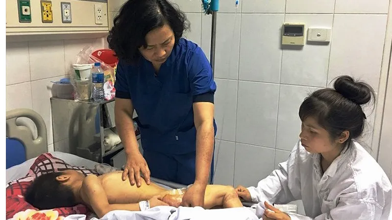 Xót xa bé trai bại não bị 4 con chó nhà cắn xé