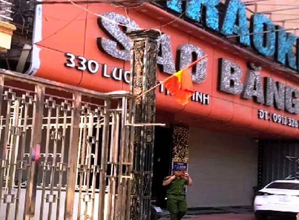 Nổ súng trước quán karaoke, 3 người thương vong