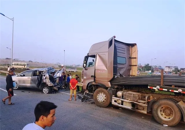 Tài xế xe container tông xe Innova đi lùi ở cao tốc vẫn bị quy tội