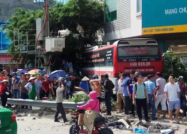 Đổ dốc cầu Bãi Cháy, xe khách mất lái gây tai nạn liên hoàn